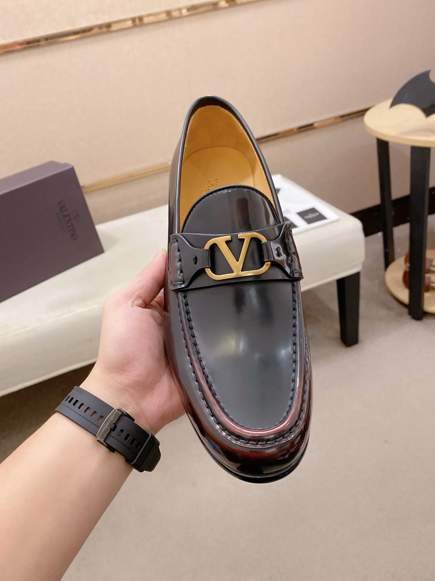 Factory price: 700💰Valentino's new men's V logo micro-label business casual loafers. These Derby loafers are made of imported cowhide leather. They are light in texture and cool in style. The uppers are decorated with brand logo buckles, highlighting the big-brand style! The lines reveal novel urban trends. The toe is round and full, and the rubber foam sole and triple protruding leather welt complement each other. It is extremely fashionable and charming, with dyed calfskin lining, genuine leather feet, and standard logo decoration. It is simple yet elegant. It has a classic European and American loose style and is extremely comfortable on the feet. Size: 39-44 (38.45. Customized)